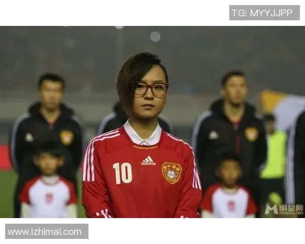 足球场上女球迷热情追星为足球明星加油呐喊的精彩瞬间 足球场上女球迷热情追星为足球明星加油呐喊的精彩瞬间